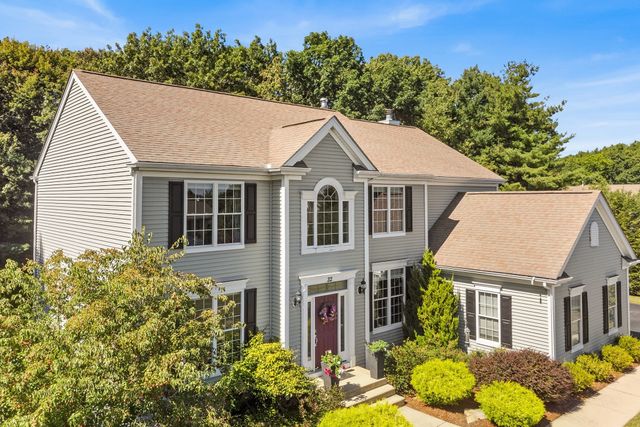 32 Howarth Dr, Upton, MA 01568