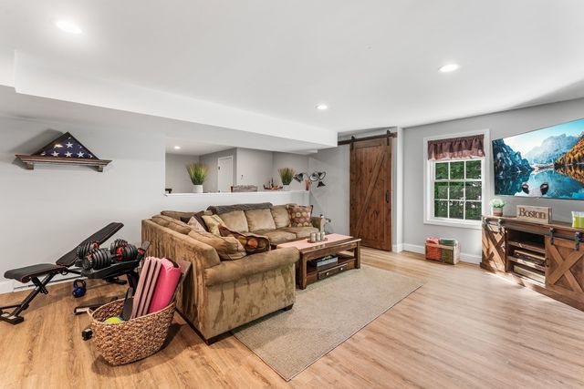 32 Howarth Dr, Upton, MA 01568