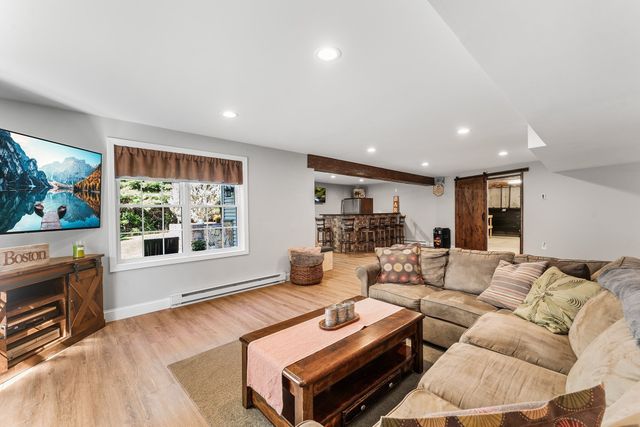 32 Howarth Dr, Upton, MA 01568