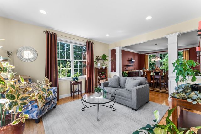 32 Howarth Dr, Upton, MA 01568