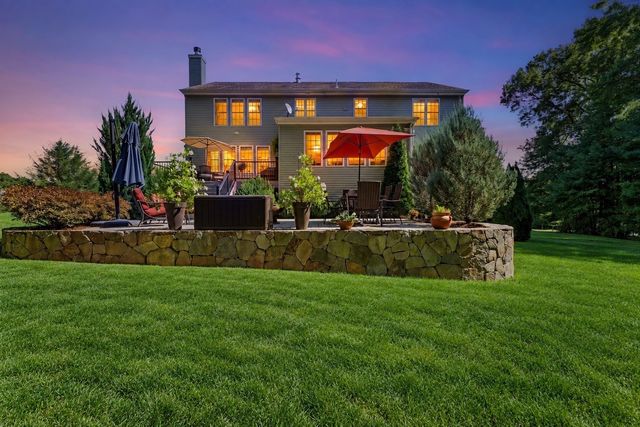 32 Howarth Dr, Upton, MA 01568