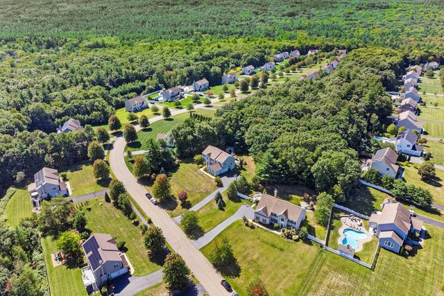 32 Howarth Dr, Upton, MA 01568