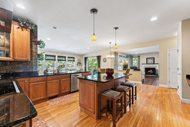 32 Howarth Dr, Upton, MA 01568