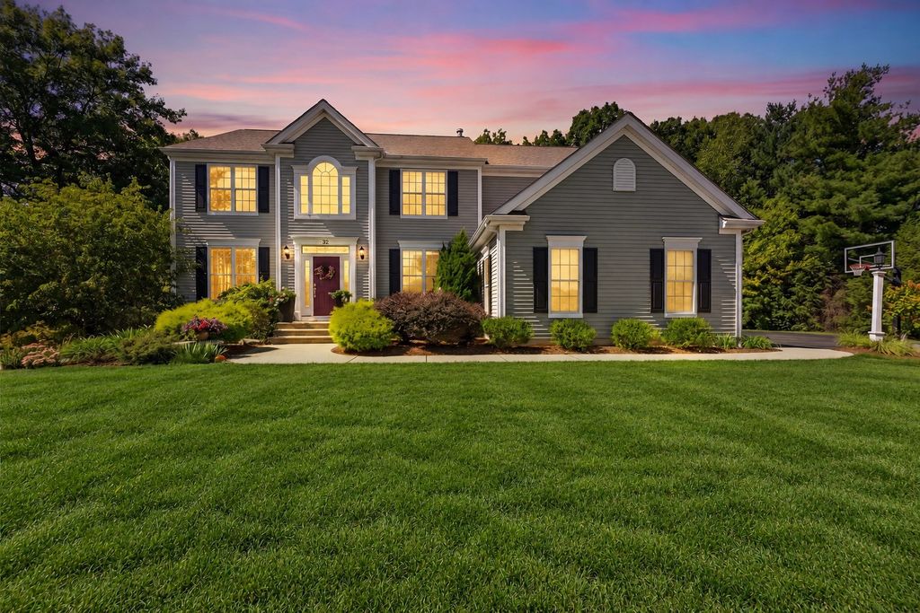 32 Howarth Dr, Upton, MA 01568