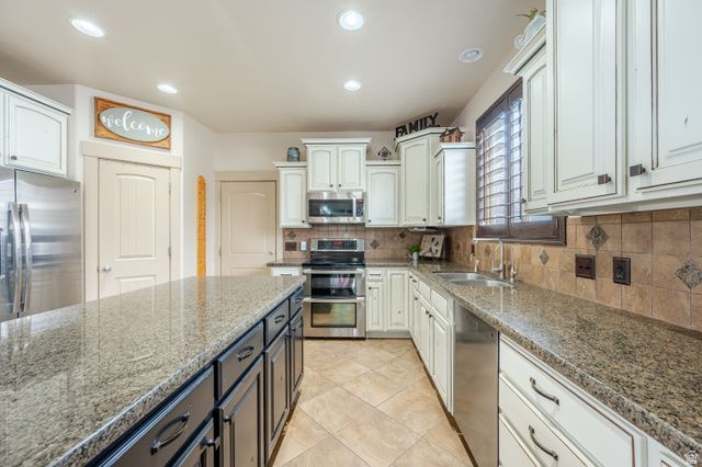 8026 S CRICKET LN, West Jordan, UT 84081