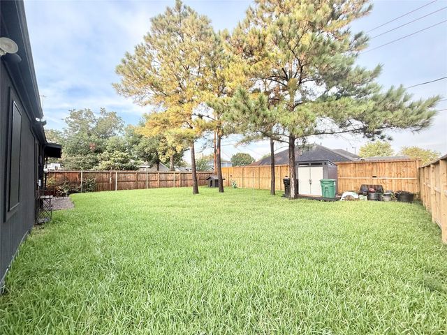 2043 Des Jardines Street, Houston, TX 77023