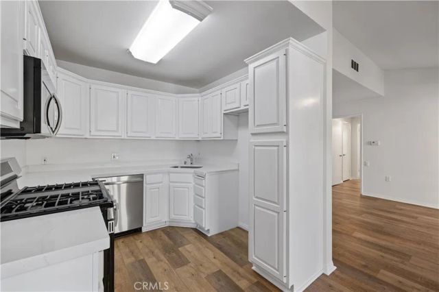 19152 Avenue of the Oaks B, Newhall, CA 91321