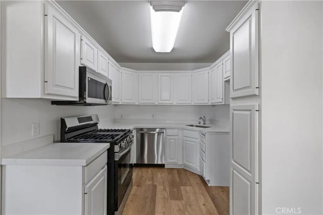 19152 Avenue of the Oaks B, Newhall, CA 91321