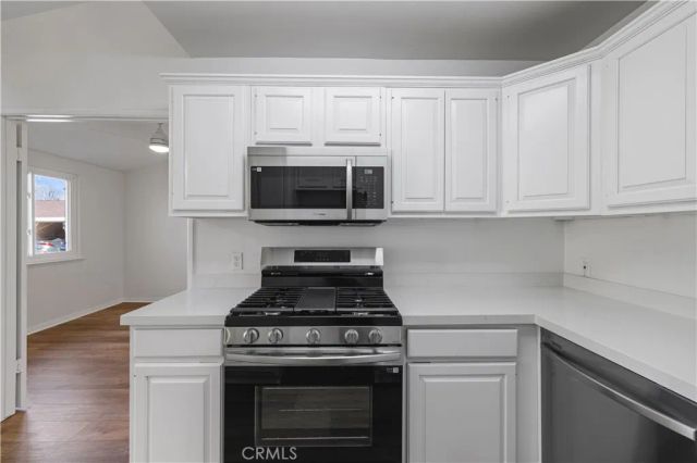 19152 Avenue of the Oaks B, Newhall, CA 91321