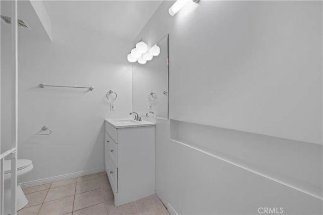 19152 Avenue of the Oaks B, Newhall, CA 91321