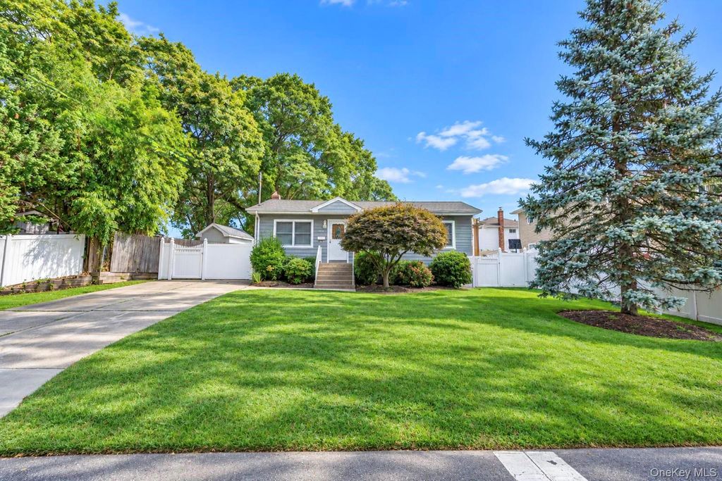 278 Lake Drive, Copiague, NY 11726 — exterior