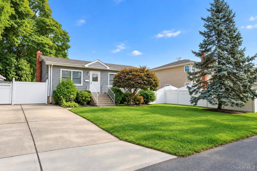 278 Lake Drive, Copiague, NY 11726 — photo 2