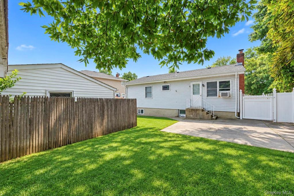 278 Lake Drive, Copiague, NY 11726 — photo 3