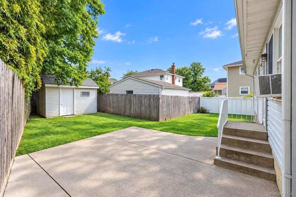 278 Lake Drive, Copiague, NY 11726 — photo 4