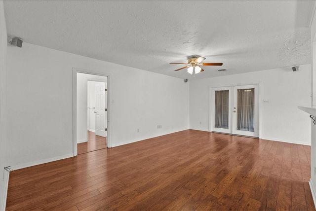 635 Meadowlawn St, La Porte, TX 77571