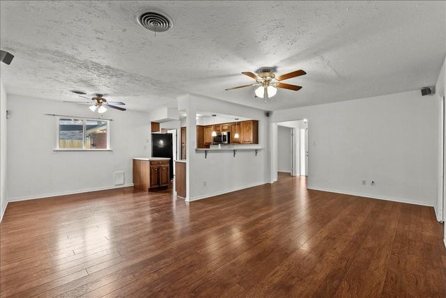 635 Meadowlawn St, La Porte, TX 77571