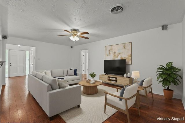 635 Meadowlawn St, La Porte, TX 77571