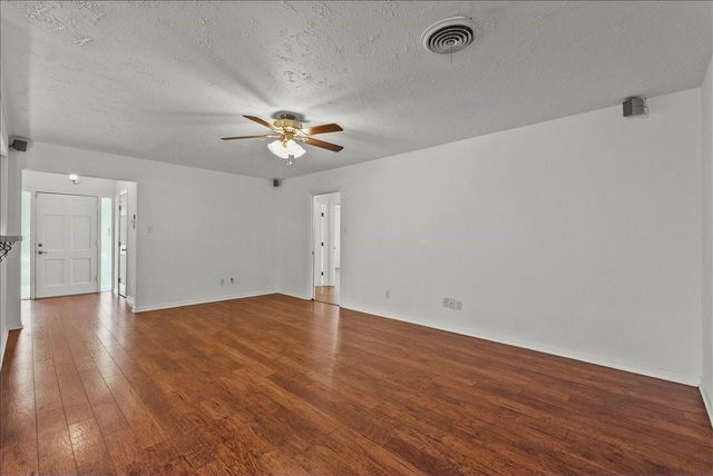 635 Meadowlawn St, La Porte, TX 77571