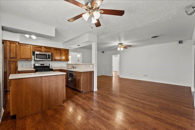 635 Meadowlawn St, La Porte, TX 77571