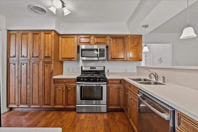 635 Meadowlawn St, La Porte, TX 77571