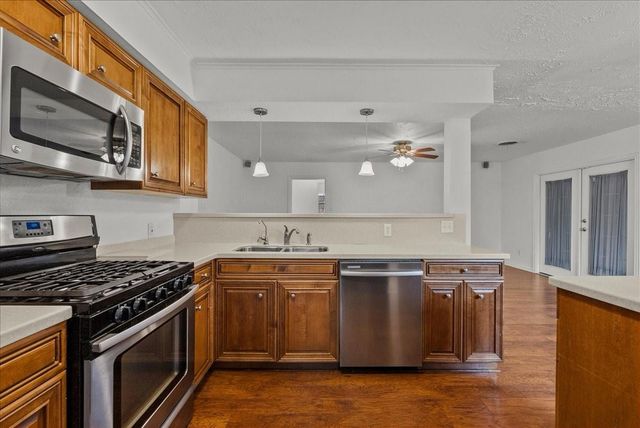 635 Meadowlawn St, La Porte, TX 77571