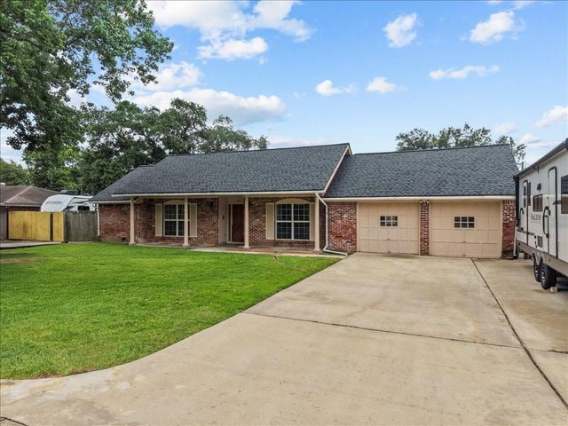 635 Meadowlawn St, La Porte, TX 77571