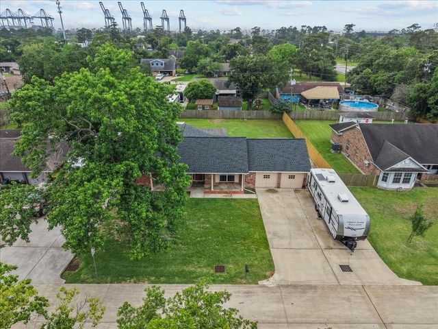 635 Meadowlawn St, La Porte, TX 77571