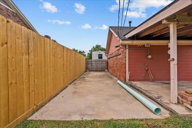635 Meadowlawn St, La Porte, TX 77571