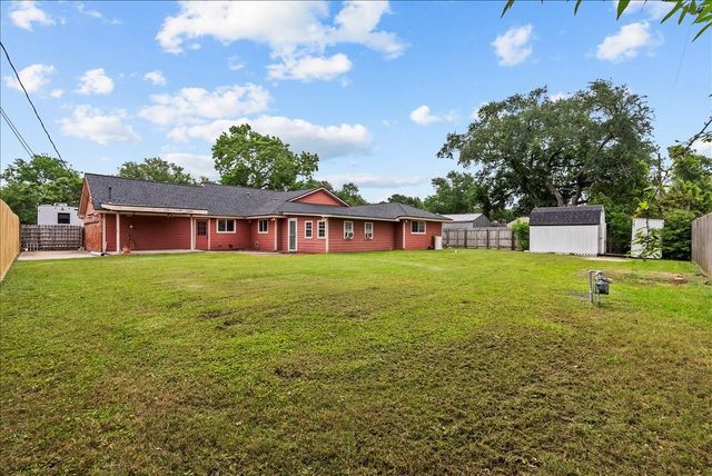 635 Meadowlawn St, La Porte, TX 77571