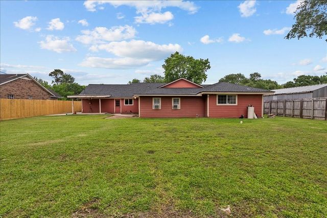 635 Meadowlawn St, La Porte, TX 77571