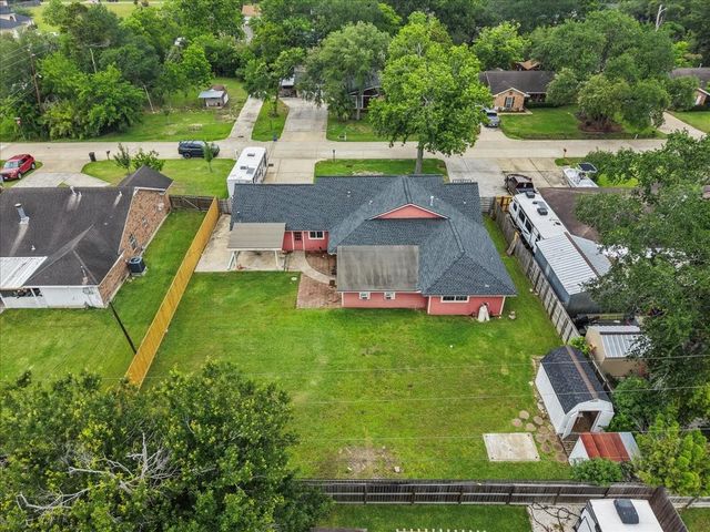 635 Meadowlawn St, La Porte, TX 77571