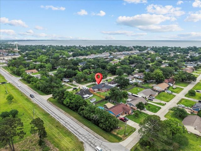 635 Meadowlawn St, La Porte, TX 77571