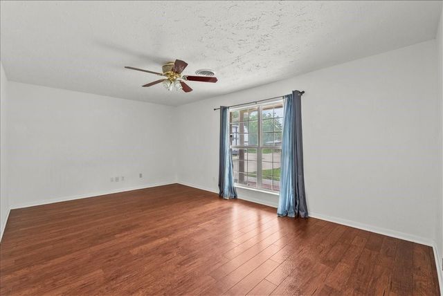 635 Meadowlawn St, La Porte, TX 77571