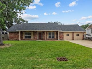 635 Meadowlawn St, La Porte, TX 77571