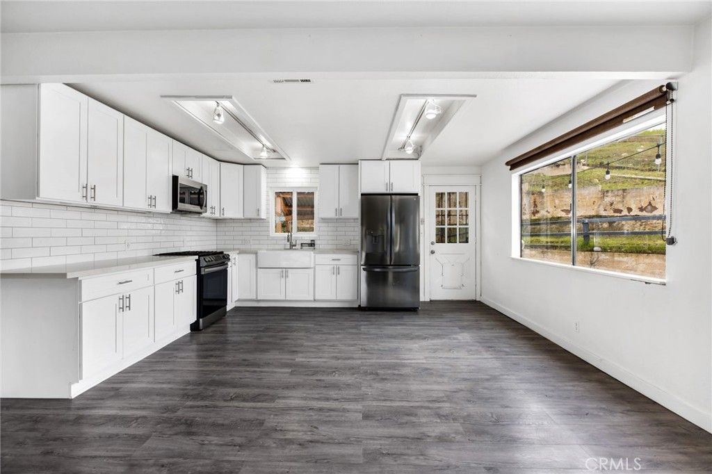 Image 12 of property listing at 16550 Arnold Avenue, Lake Elsinore, CA 92530