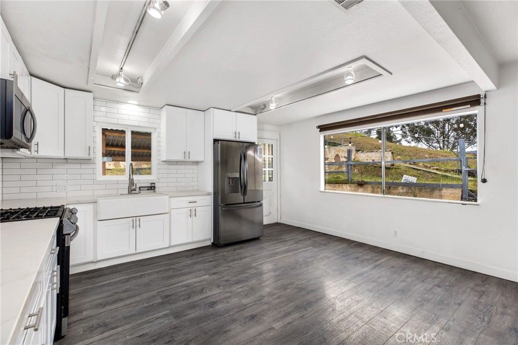 Image 13 of property listing at 16550 Arnold Avenue, Lake Elsinore, CA 92530