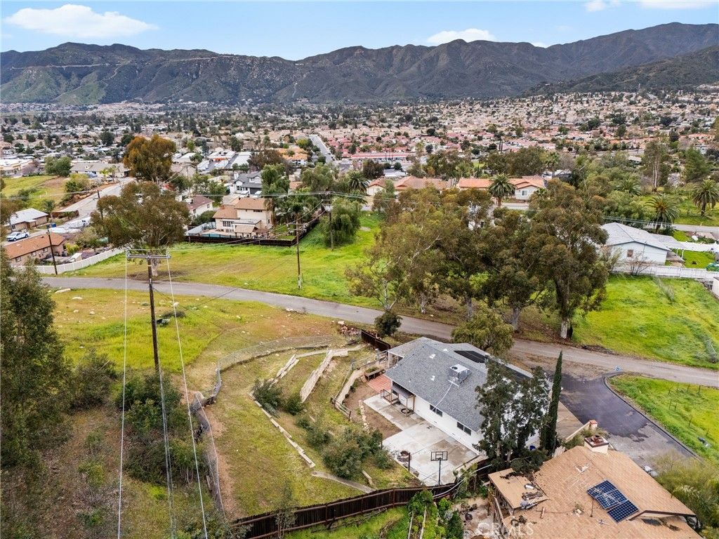 Image 47 of property listing at 16550 Arnold Avenue, Lake Elsinore, CA 92530