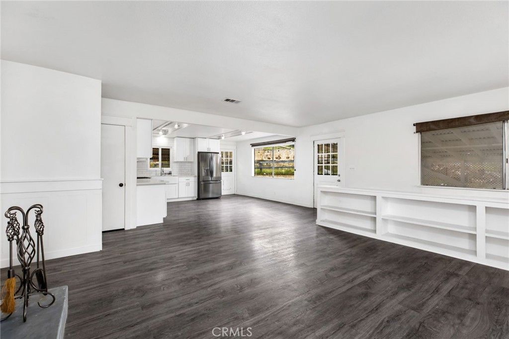 Image 7 of property listing at 16550 Arnold Avenue, Lake Elsinore, CA 92530