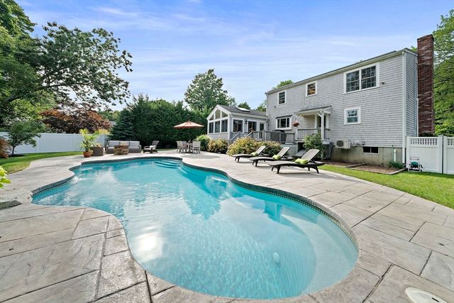 21 Holbrook St, Rockland, MA 02370