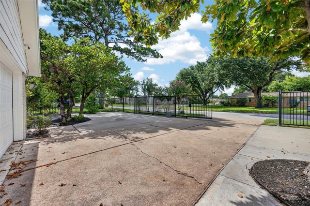 10335 Emnora Lane, Houston, TX 77043