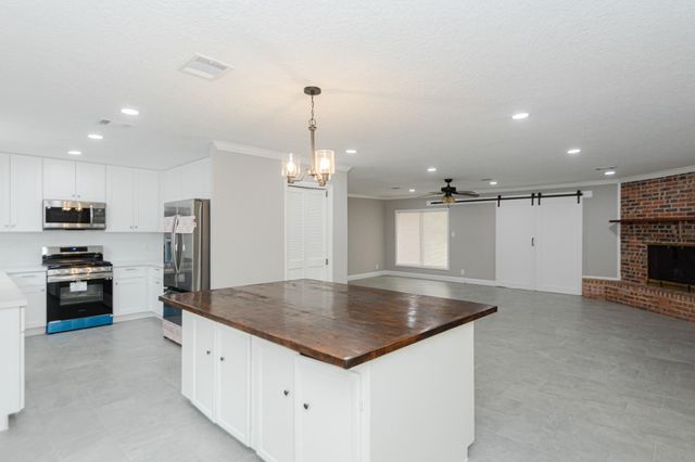 606 Scenic Drive, Baytown, TX 77521
