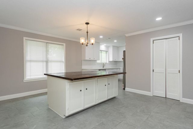606 Scenic Drive, Baytown, TX 77521
