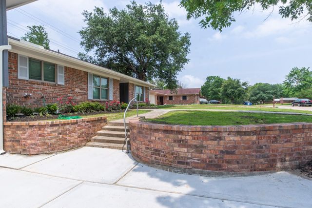 606 Scenic Drive, Baytown, TX 77521