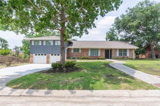 606 Scenic Drive, Baytown, TX 77521