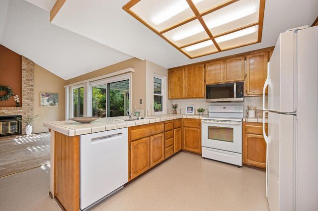 129 Rambling Dr, Folsom, CA 95630
