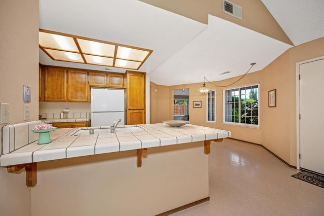 129 Rambling Dr, Folsom, CA 95630