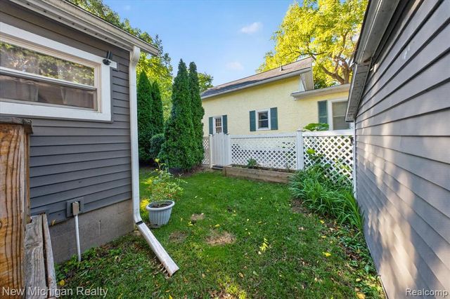 222 West Street, Howell, MI 48843