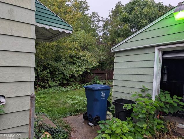 1175 E Home Street, Flint, MI 48505
