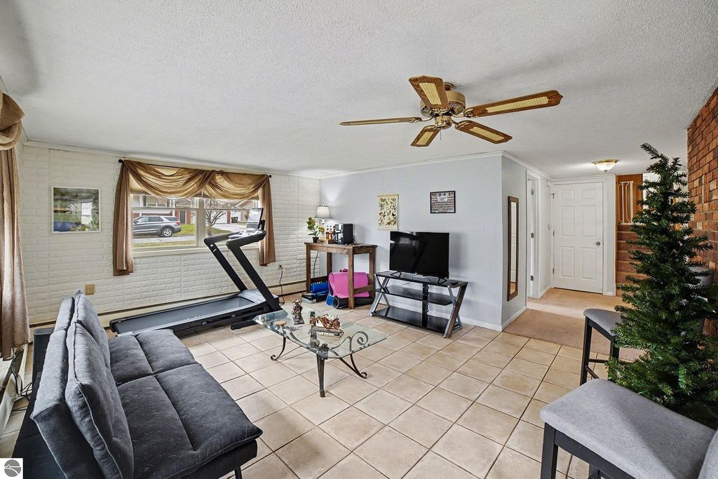 Image 12 of property listing at 218 Fleming Drive, Alma, MI 48801