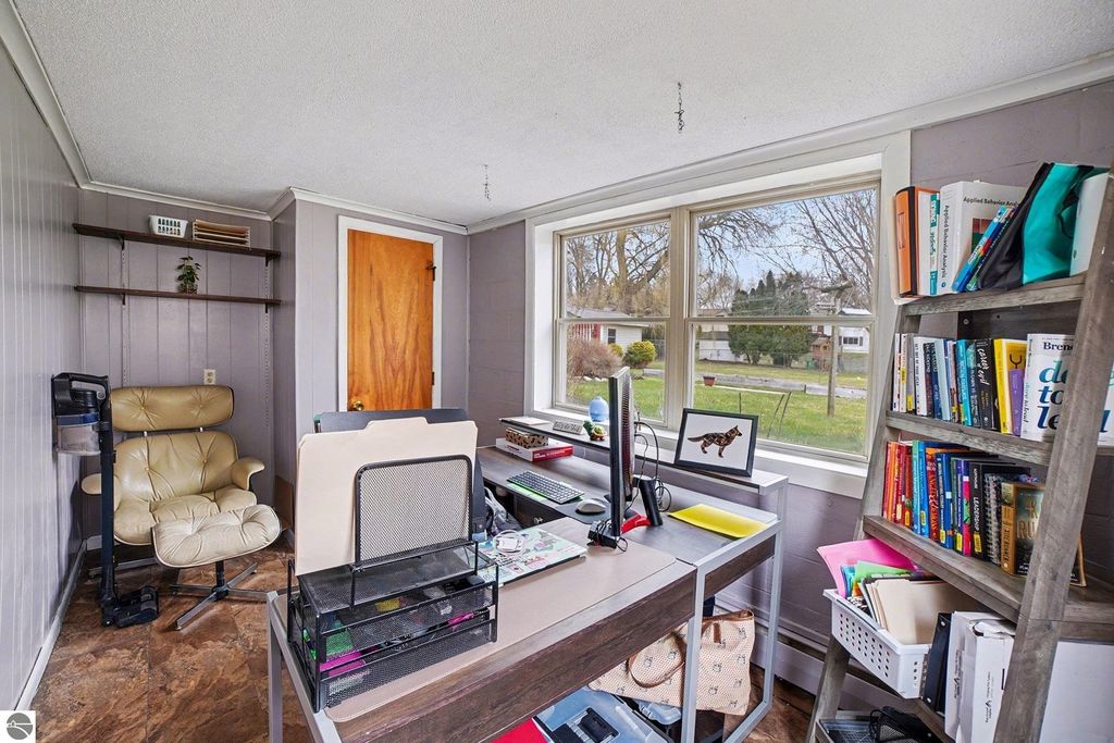 Image 15 of property listing at 218 Fleming Drive, Alma, MI 48801